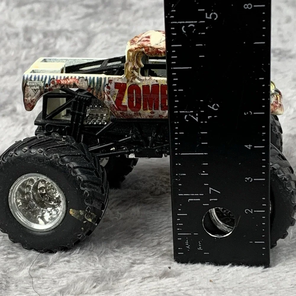 Hot Wheels Monster Trucks lot of 2 Trucks 1:64 Zombie & Wild Thang Preowned
